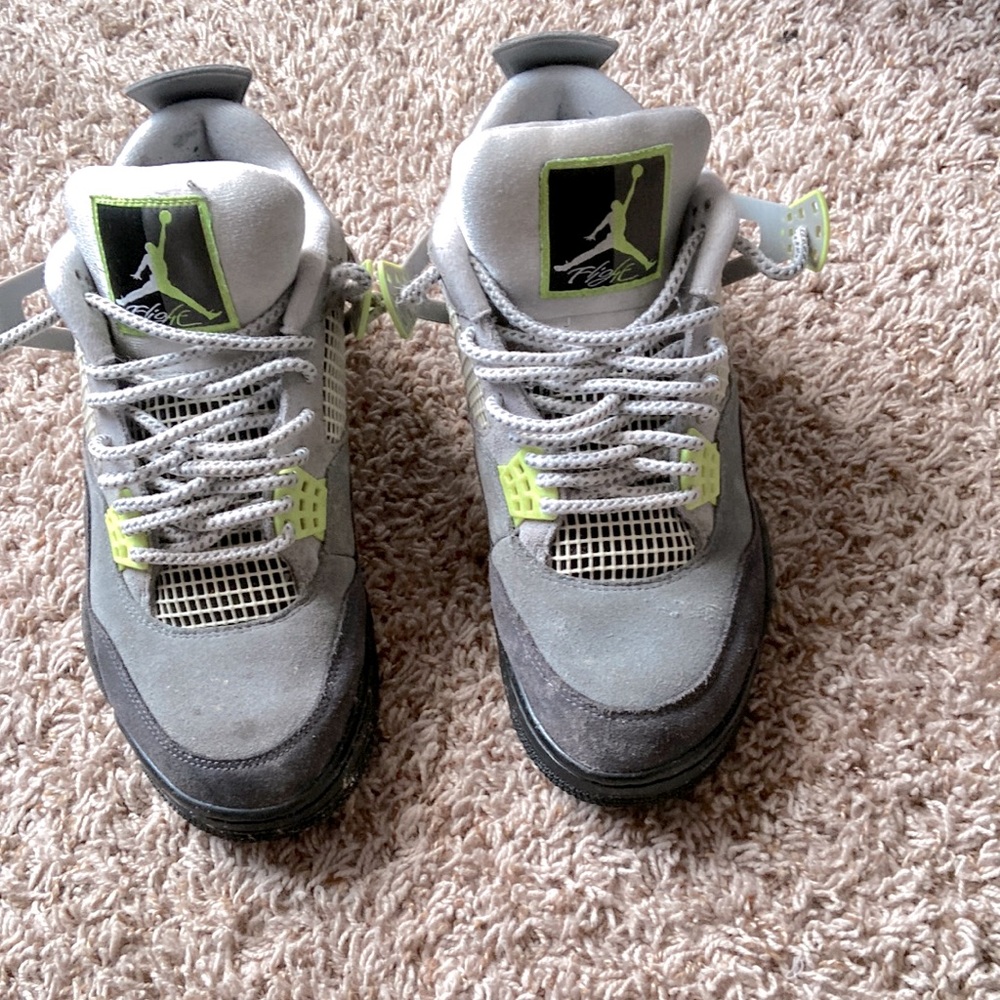 SE Neon Jordan 4